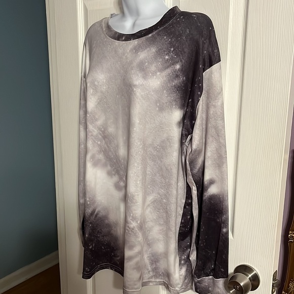 Rainbow Tie Dye Soft Galaxy Top size XL 🌌 - Picture 5 of 9